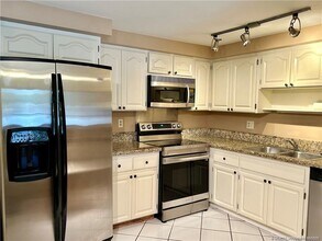 200 SE Four Winds Dr in Stuart, FL - Building Photo - Building Photo