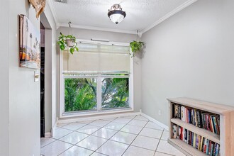 733 Hummingbird Way, Unit 10 in North Palm Beach, FL - Building Photo - Building Photo