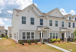 300 Surfbird Rd in Summerville, SC - Foto de edificio - Building Photo