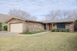 802 Greenhaven Dr in Richardson, TX - Building Photo