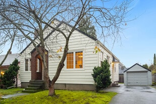 2323 SE Pine St in Portland, OR - Building Photo