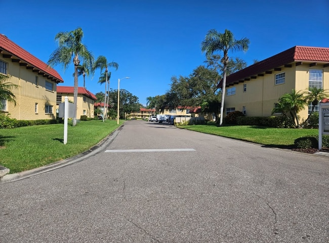 1845 S Highland Ave, Unit 11 in Clearwater, FL - Building Photo - Building Photo