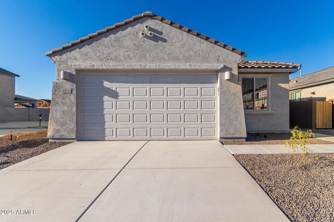 6970 W Gwen St in Phoenix, AZ - Foto de edificio