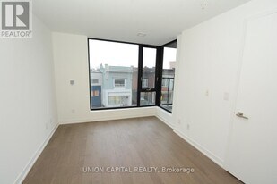 530 Indian Grove in Toronto, ON - Building Photo