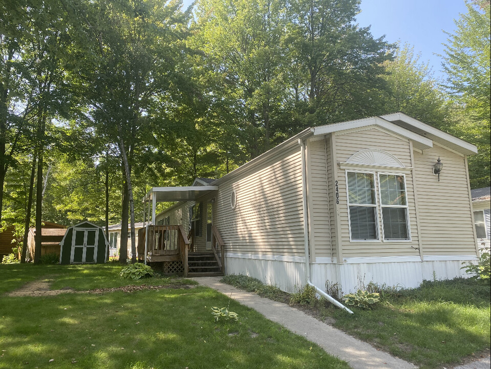 2406 Beech Dr in Kawkawlin, MI - Building Photo