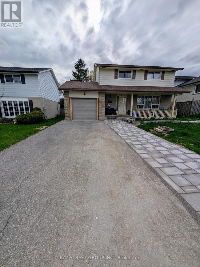 892 Carnaby Crescent