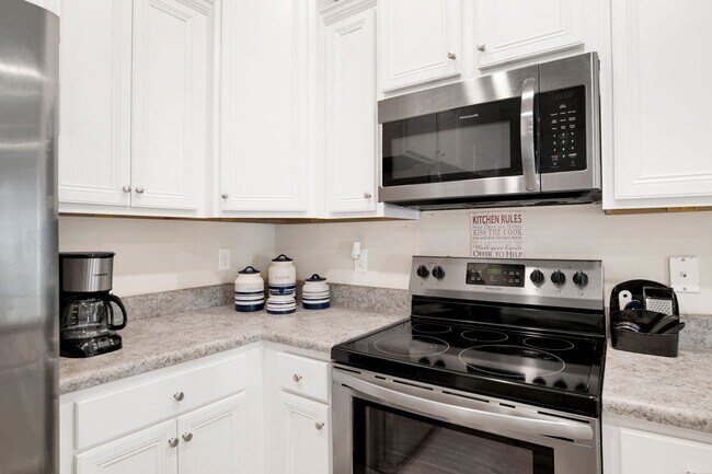 6001 Royal Port Ct in Bellview, FL - Building Photo - Building Photo