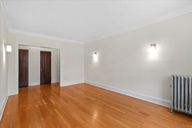 property at 1733 W Thorndale Ave