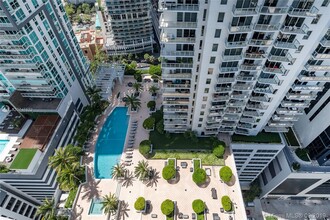 1050 Brickell Ave, Unit 1422 in Miami, FL - Foto de edificio - Building Photo