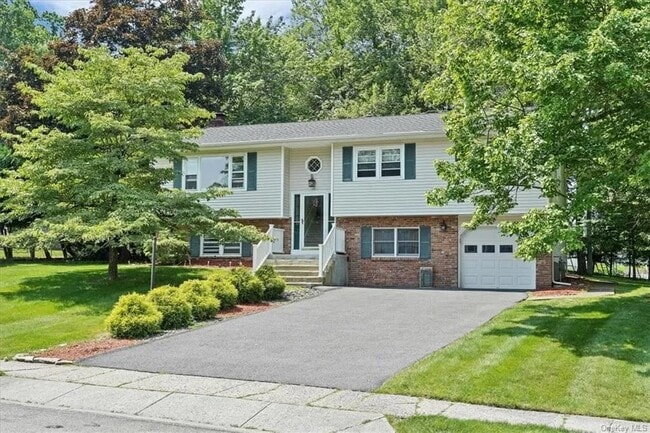 21 Winchester Dr in Monroe, NY - Building Photo - Building Photo