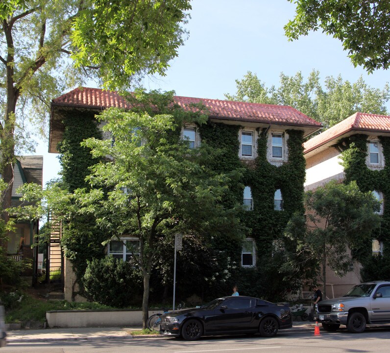 1585 Bloor St W in Toronto, ON - Building Photo