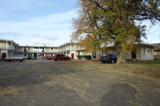 305-325 NW 8th Ave in Ontario, OR - Foto de edificio - Building Photo