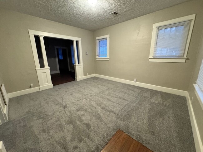 214 W 9th St in Newton, KS - Building Photo - Building Photo