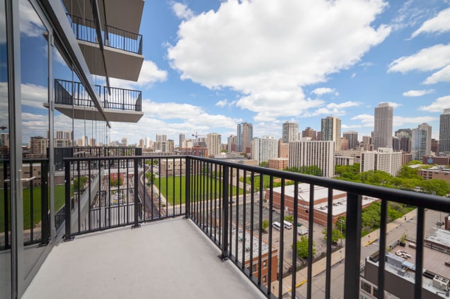 905 N Orleans St-Unit -1611 in Chicago, IL - Building Photo - Building Photo