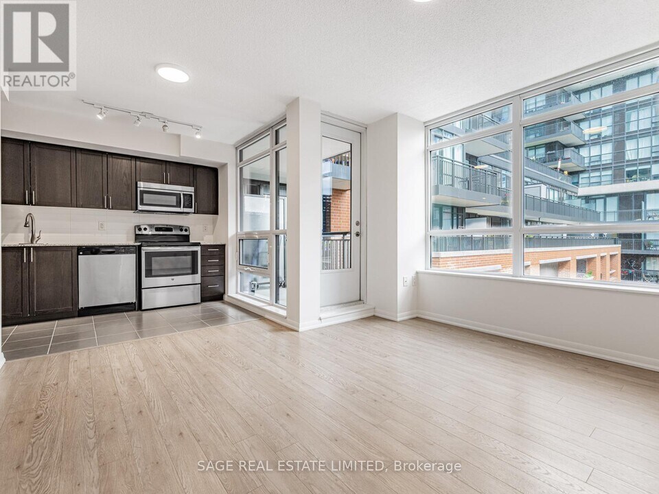 830-830 Lawrence Ave W in Toronto, ON - Building Photo