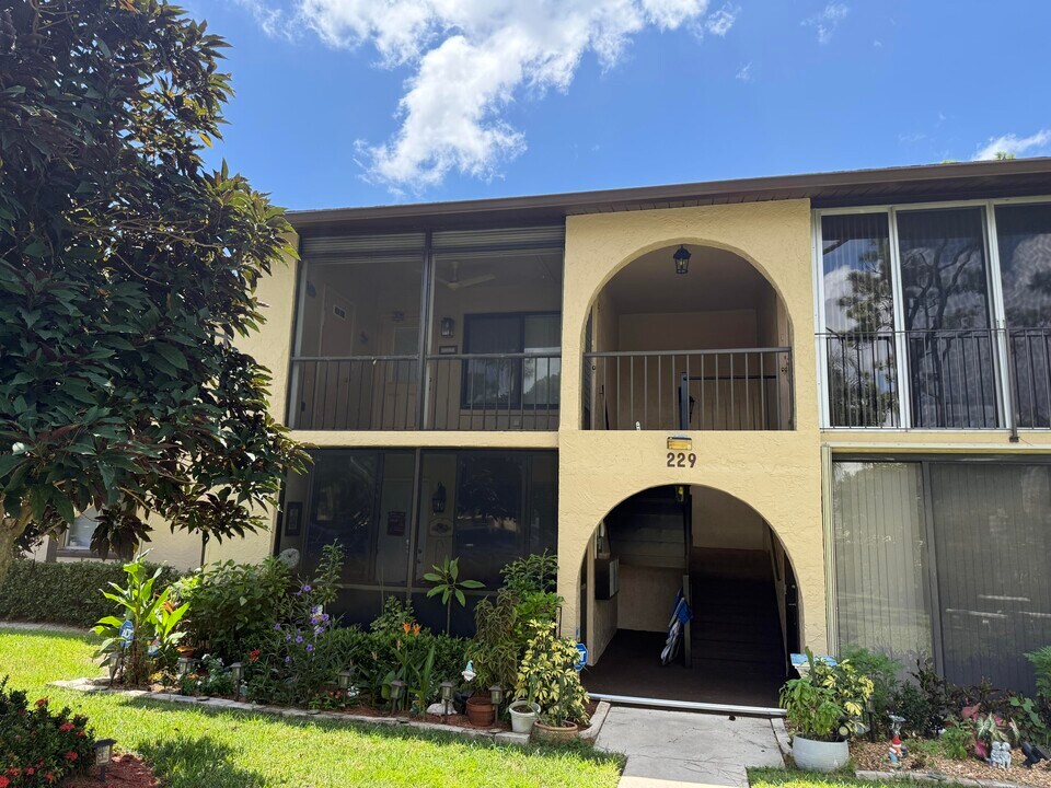229 Pine HOV Cir in Greenacres, FL - Building Photo
