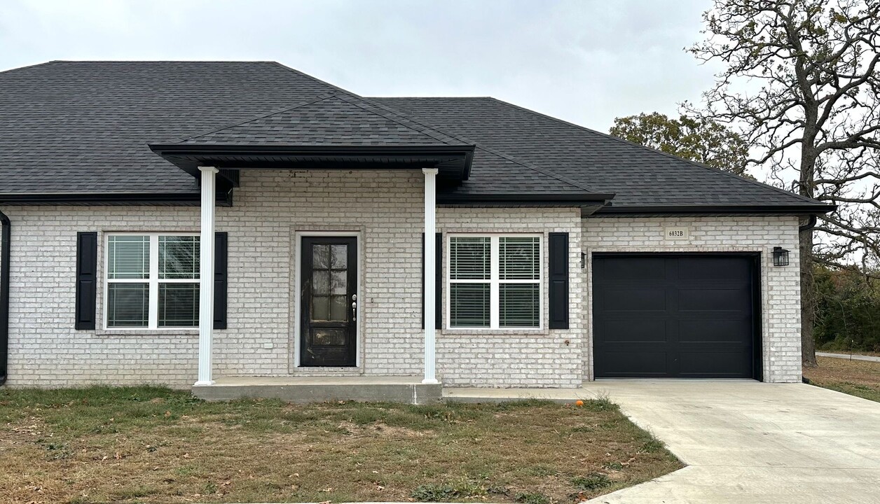 6032 Foliage Rd-Unit -Unit-B in Joplin, MO - Building Photo