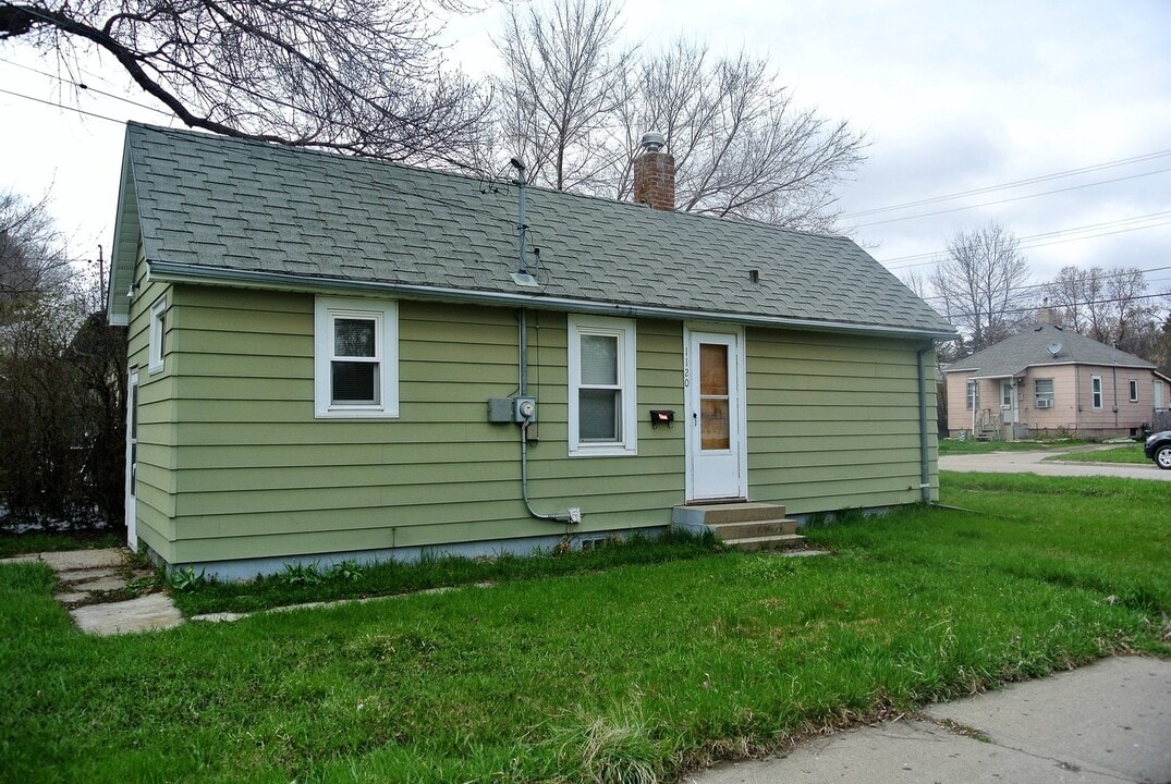 1120 6th Ave NE in Minot, ND - Building Photo