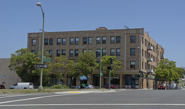 Lakemont Apartments in Oakland, CA - Building Photo - Building Photo