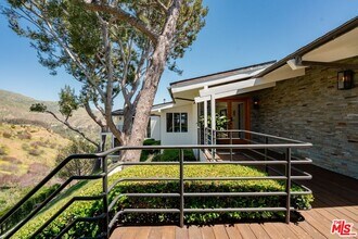 23701 Harbor Vista Dr in Malibu, CA - Building Photo - Building Photo