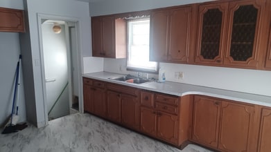 633 W Pulaski St in Flint, MI - Foto de edificio - Building Photo