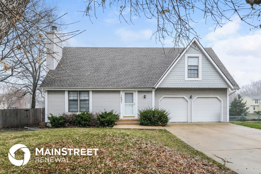 14801 S Brougham Dr in Olathe, KS - Building Photo