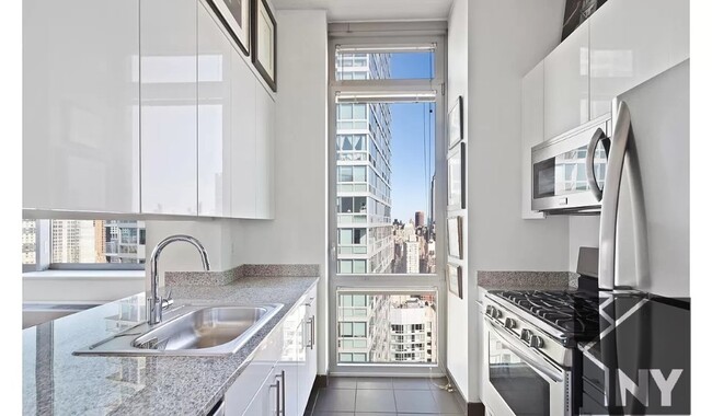 451 W 37th St in New York, NY - Building Photo - Building Photo