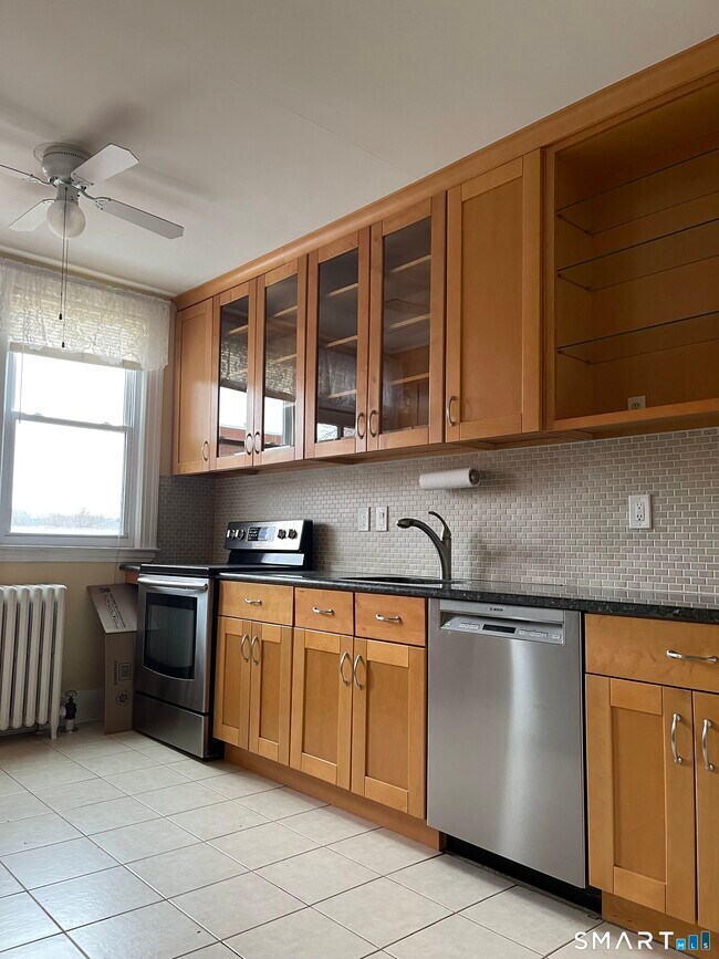 890 Farmington Ave in West Hartford, CT - Building Photo - Building Photo