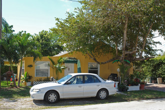 301 S Ocean Blvd in Pompano Beach, FL - Building Photo - Building Photo