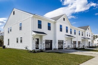 920 Woodview Ct in Monroe, NJ - Building Photo - Building Photo