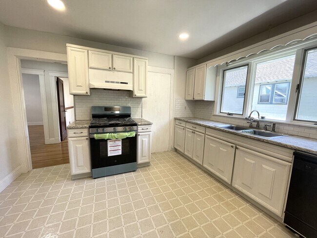 58 Edgecliff Rd, Unit 1 in Watertown, MA - Building Photo - Building Photo