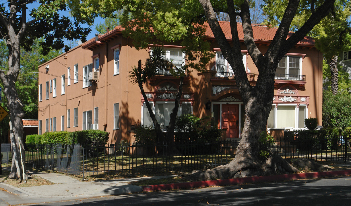 1061 Los Robles Ave in Pasadena, CA - Foto de edificio