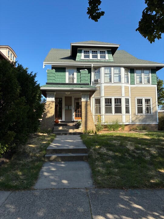 4012 N Stowell Ave, Unit 4012 in Shorewood, WI - Foto de edificio