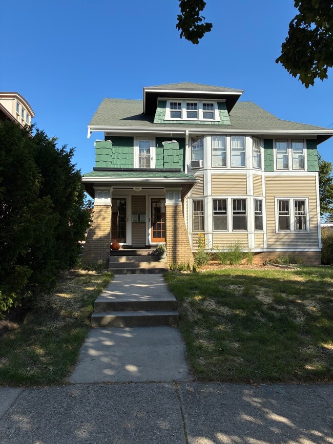4012 N Stowell Ave, Unit 4012