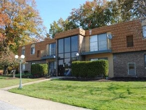Trenton Place Apartments in Willoughby, OH - Foto de edificio - Building Photo