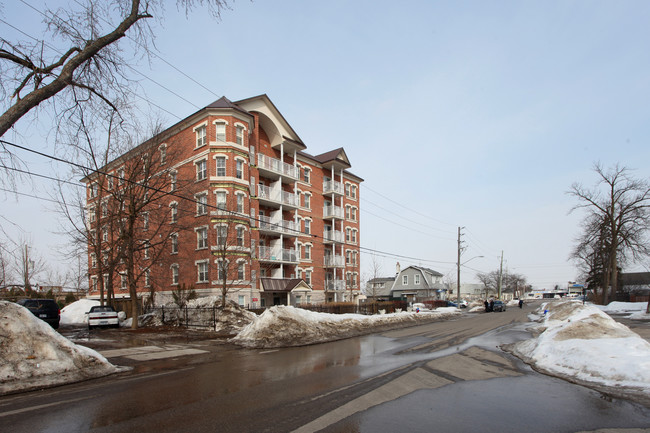 The Rosehill Suites in Richmond Hill, ON - Building Photo - Building Photo