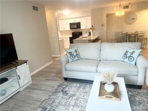 8940 Colonnades Ct E in Bonita Springs, FL - Foto de edificio - Building Photo