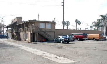 Saddleback Lodge in Santa Ana, CA - Foto de edificio - Building Photo