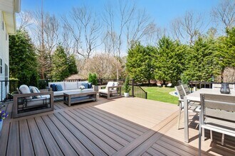 39 Hollow Ln in Westhampton, NY - Foto de edificio - Building Photo