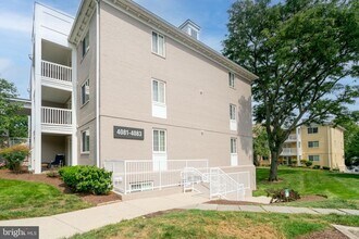 4083 S Four Mile Run Dr in Arlington, VA - Building Photo - Building Photo