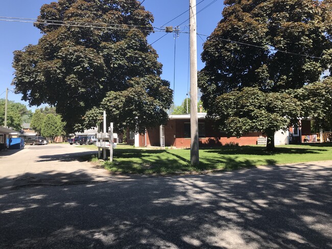 Pine Grove Apartments in Bay City, MI - Foto de edificio - Building Photo