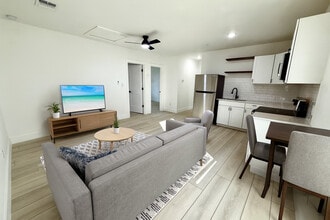 2204 W San Antonio St in New Braunfels, TX - Building Photo - Building Photo