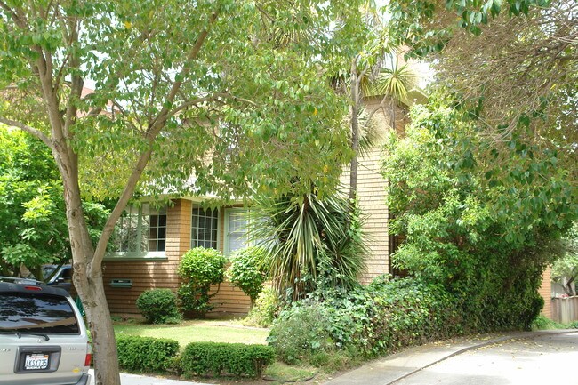 2708 Benvenue Ave in Berkeley, CA - Foto de edificio - Building Photo