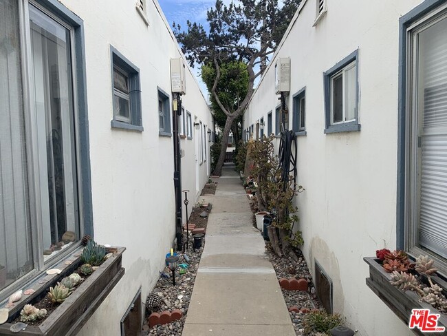 27 Eastwind St in Marina Del Rey, CA - Building Photo - Building Photo