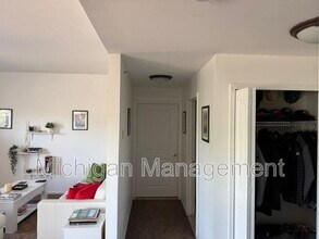2725 E Maple Rd in Birmingham, MI - Building Photo - Building Photo