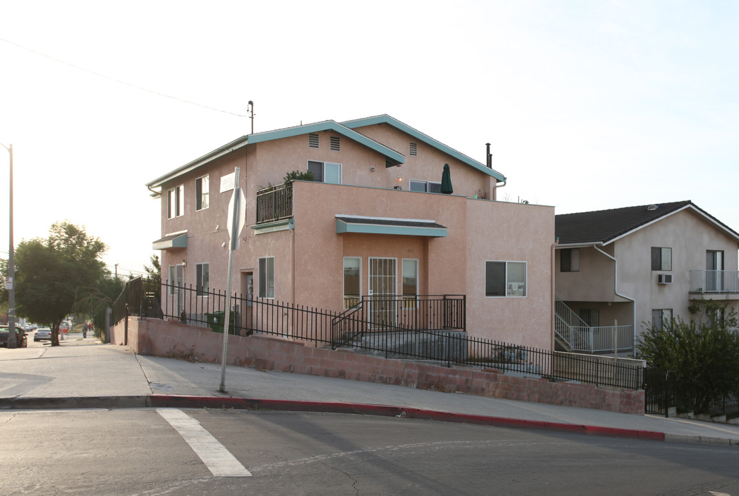 988 White Knoll Dr in Los Angeles, CA - Building Photo