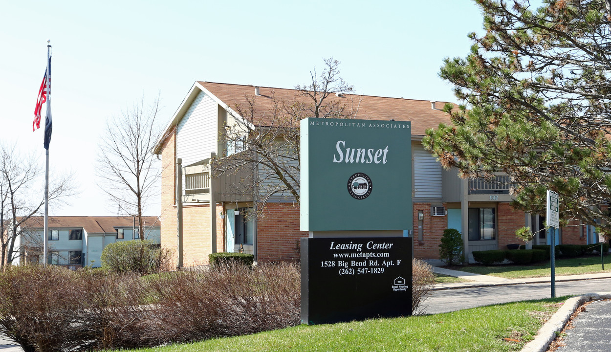 Sunset Apartments in Waukesha, WI - Building Photo