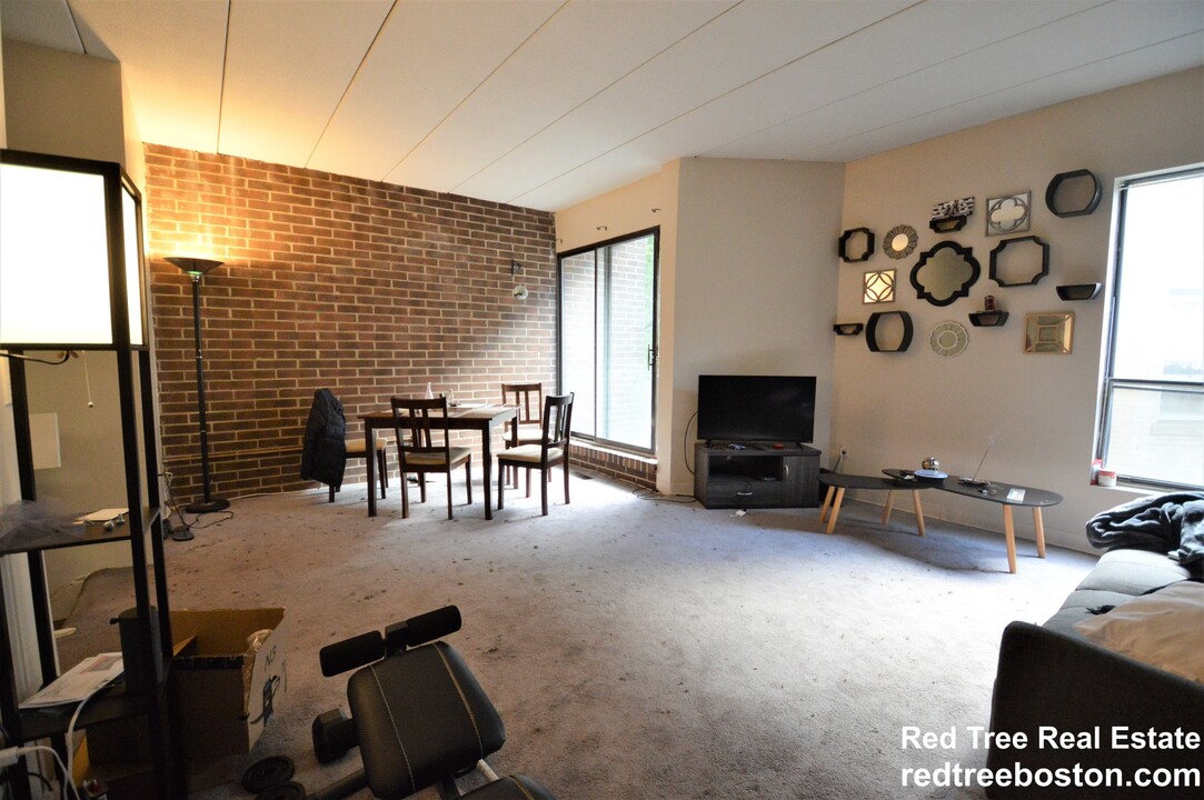 1856 Beacon St, Unit 2B in Brookline, MA - Building Photo