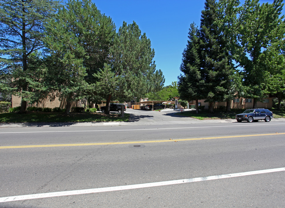 The Oaks Apartments in Fair Oaks, CA - Building Photo