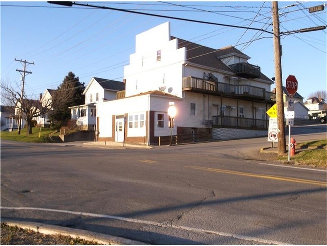 1000 E Grant St in East Butler, PA - Foto de edificio - Building Photo